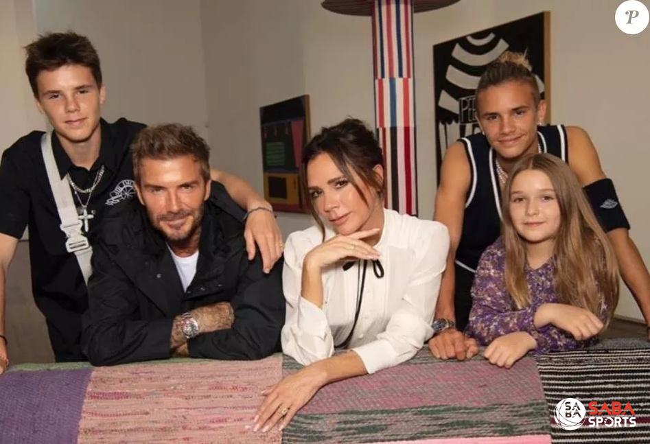 David Beckham cùng các con tham dự show thời trang của vợ