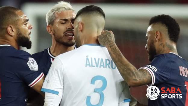 Neymar đánh vào gáy Alvaro trong trận đấu PSG-Marseille