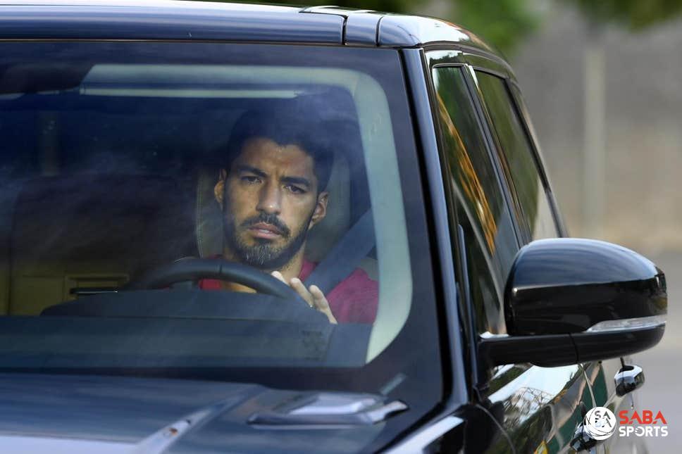 Gương mặt buồn bã của cựu tiền đạo Barca khi dọn đồ rời sân Camp Nou