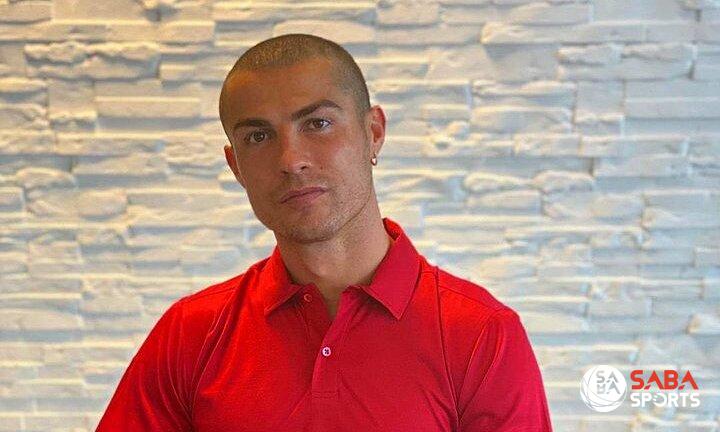 Ronaldo thể hiện quyết tâm đánh bại virus bằng việc cạo trọc đầu 