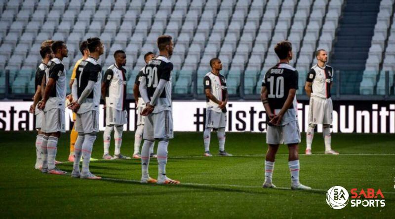 Cầu thủ Juventus đứng chờ Napoli nhưng đội khách đã không tới
