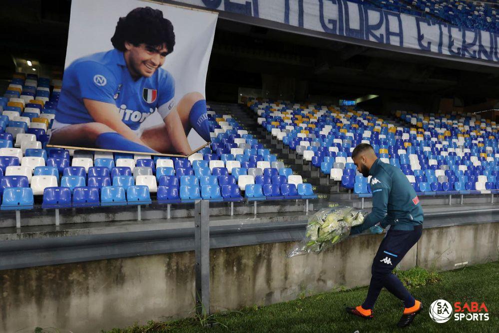 Insigne đặt một bó hoa dưới ảnh Maradona trước trận đấu