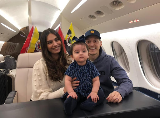 Gia đình Ozil trên chuyến bay sang Thổ Nhĩ Kỳ