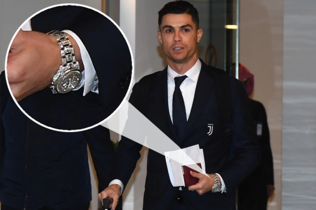 Ronaldo xuất hiện bảnh bao với điểm nhấn là chiếc đồng hồ Rolex GMT Master Ice