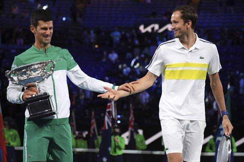 Medvedev quá "non" trong màn đọ tài cùng Djokovic. (Ảnh: AP News)