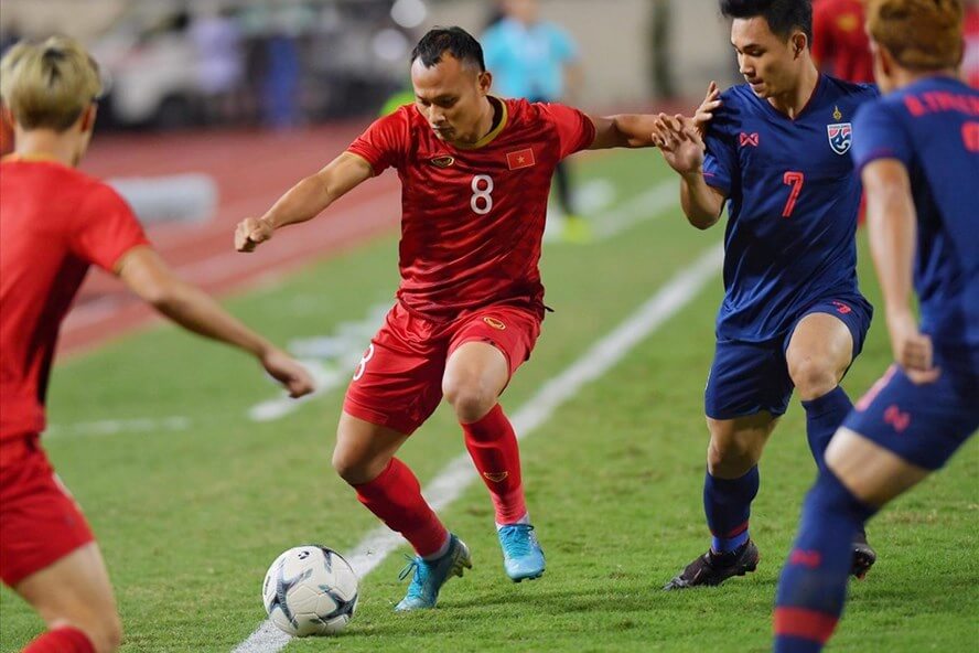 Trọng Hoàng nhận thẻ vàng trong trận hòa 0-0 với Thái Lan