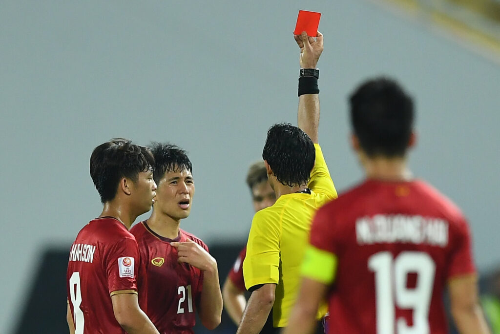 Đình Trọng nhận thẻ đỏ tại trận gặp U23 Triều Tiên