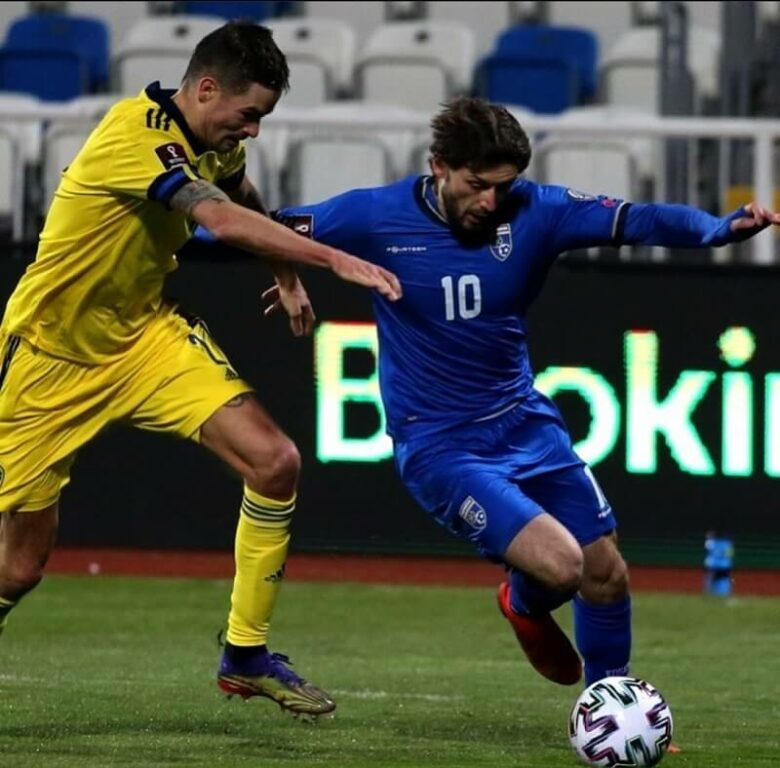 Kosovo (áo xanh) chưa đủ đẳng cấp để góp mặt tại VCK World Cup. (Ảnh: Twitter)