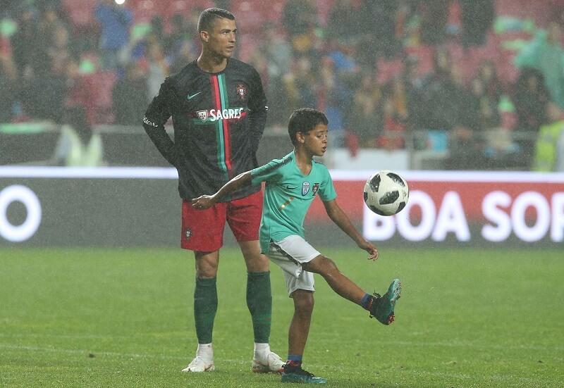 Ronaldo đặt nhiều niềm tin vào con trai. (Ảnh: Money)