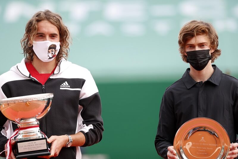 Tsitsipas (trái) thắng Andrey Rublev ở chung kết Monte Carlo Masters. (Ảnh: Bleacher Report)