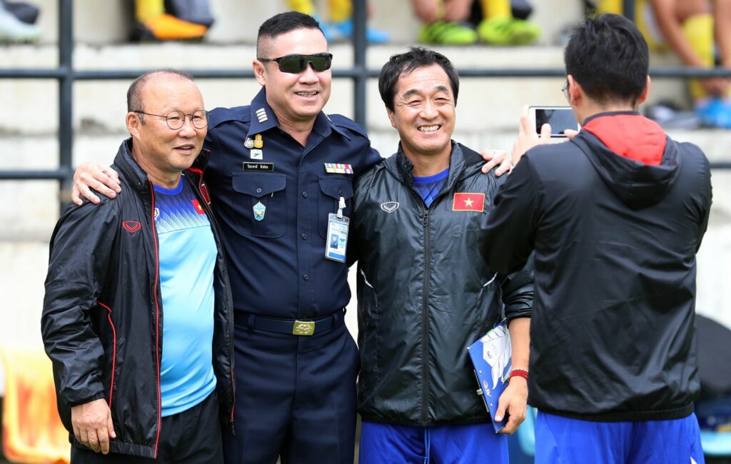 Piyapong chụp ảnh cùng ông Park và trợ lý Lee khi ĐTVN đến Thái Lan thi đấu 