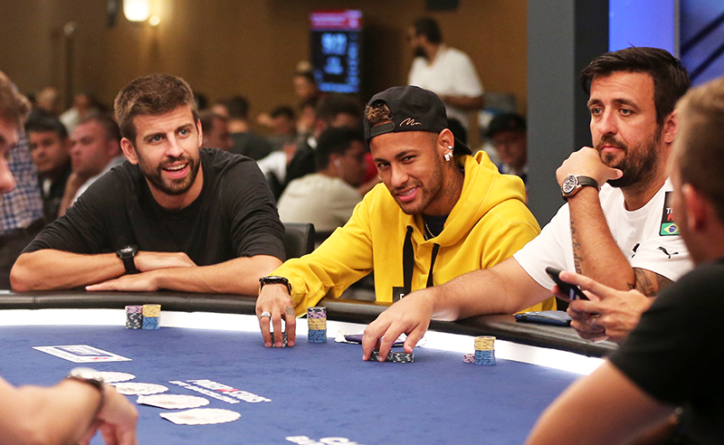 Neymar và Pique trong một cuộc chơi poker