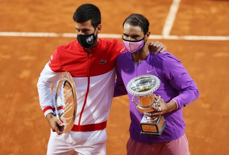 Nadal và Djokovic nhận giải thưởng. (Ảnh: Tennis.com)