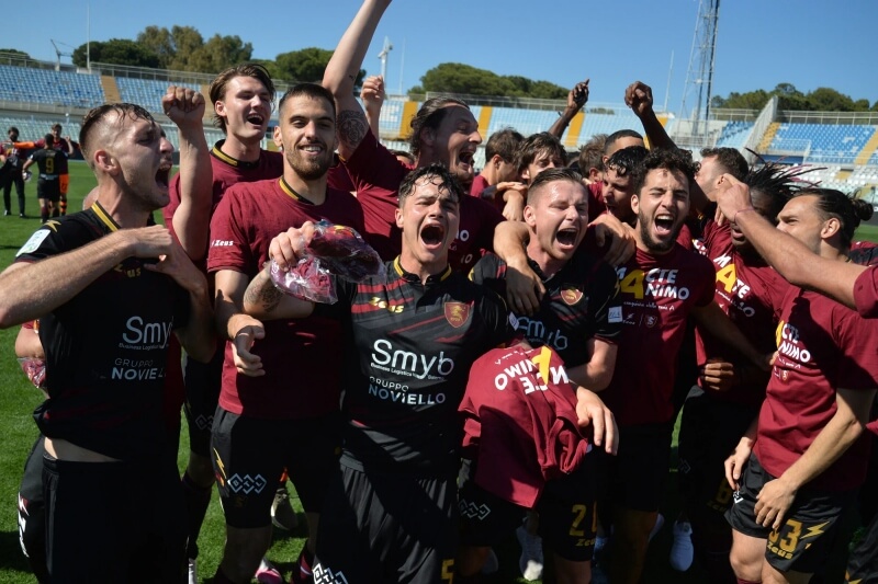 Các cầu thủ Salernitana ăn mừng việc lên hạng