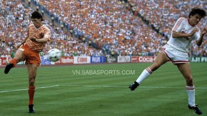 Euro 1988 là đỉnh cao của Van Basten và bóng đá Hà Lan