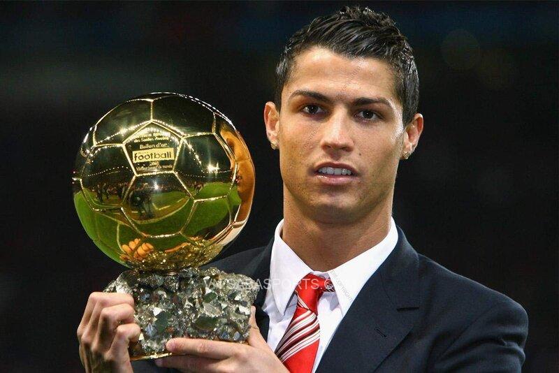 Ronaldo nâng cao danh hiệu Quả bóng vàng đầu tiên trong sự nghiệp vào năm 2008