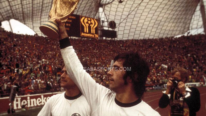 Gerd Muller cùng với đội tuyển Đức nâng cao chức vô địch World Cup 1974