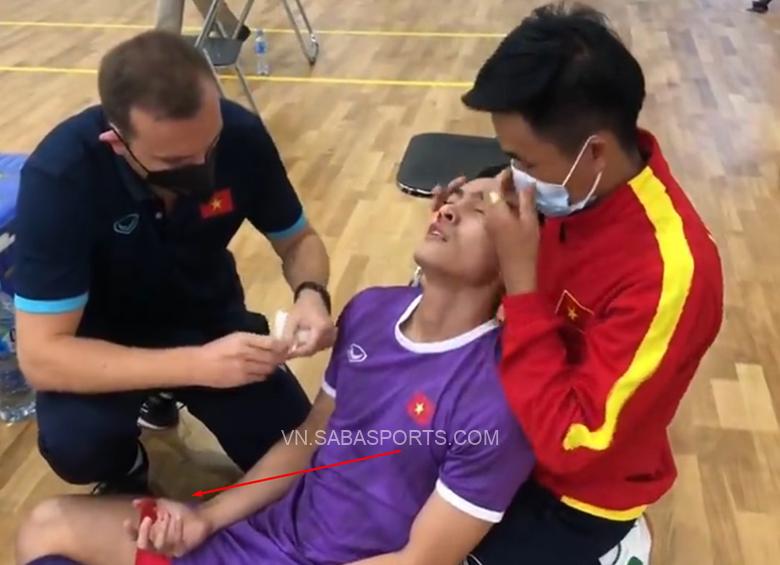 Cầu thủ ĐT futsal Việt Nam vẫn thi đấu tiếp dù bị đổ máu trong trận giao hữu mới đây 