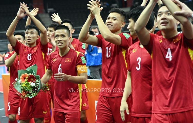 HLV của Thái Lan chia vui với từng thành viên tuyển futsal Việt Nam