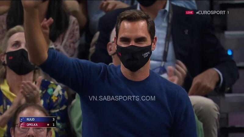Federer vẫy tay chào khán giả. (Ảnh: Eurosport)