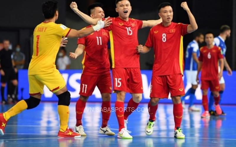 Đình Hùng (15) trở thành cầu thủ đầu tiên ghi bàn cho Việt Nam tại VCK futsal World Cup 2021
