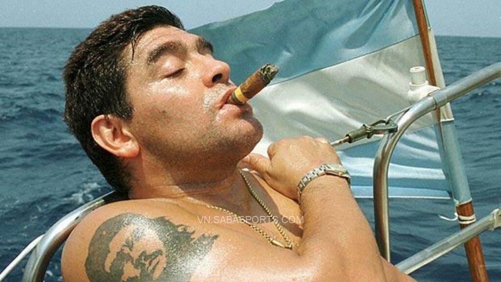 Sự nghiệp của Maradona chìm đắm trong chất kích thích