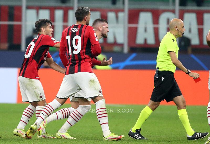 Các cầu thủ Milan phản đối kịch liệt quyết định của trọng tài 