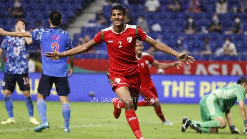 Các cầu thủ Oman bất ngờ đả bại Nhật Bản ở lượt trật đầu tiền