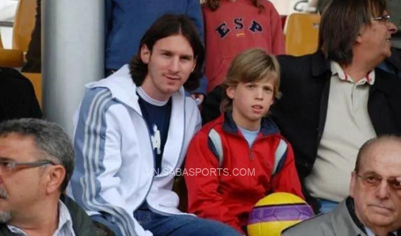 Dani Olmo (áo đỏ) trong một bức ảnh với Messi trong quá khứ