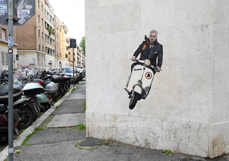 Những bức họa như này xuất hiện rải rác ở thủ đô nước Ý kể từ khi Mourinho tới đội bóng