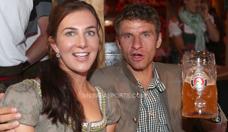 Muller và vợ Lisa. (Ảnh: Twitter)