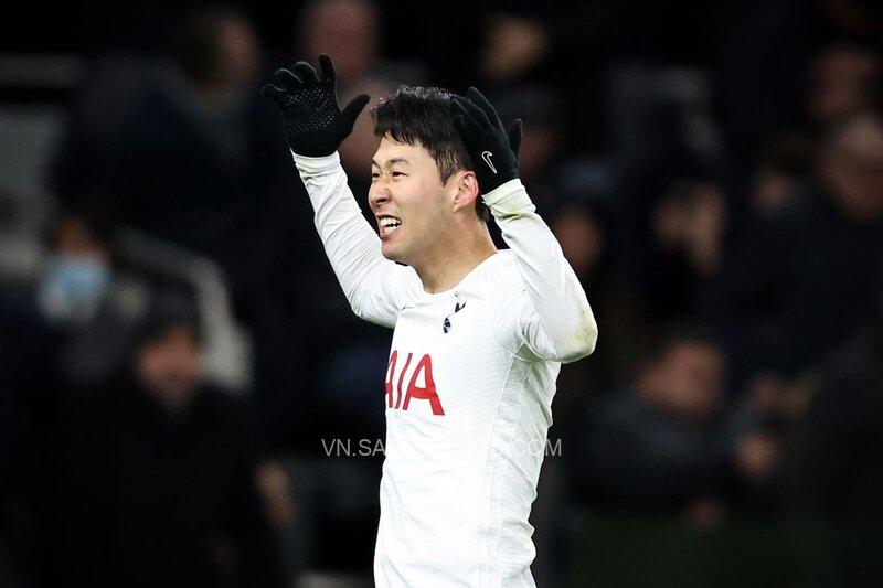 Son Heung Min ấn định chiến thắng cho Tottenham