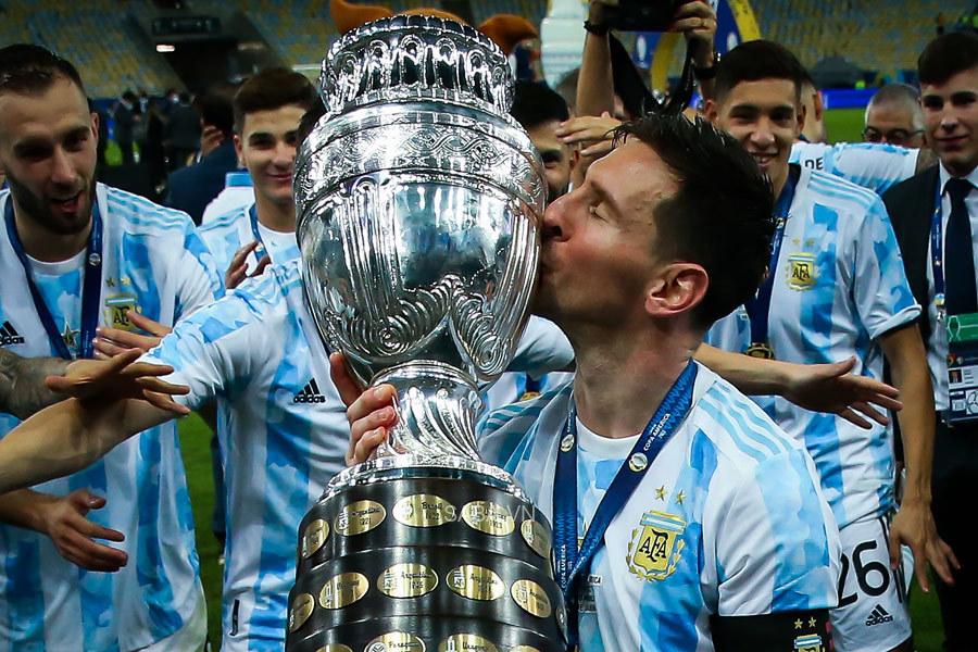 Messi lần đầu nâng cúp cùng ĐT Argentina