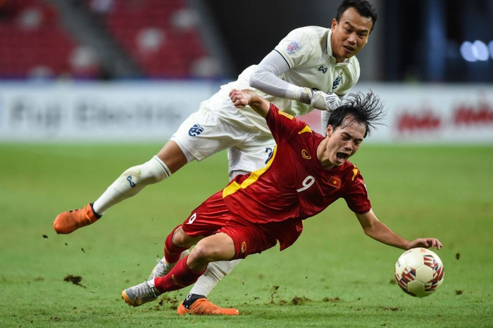 Ông Darby cho rằng thủ môn ĐT Thái Lan phải nhận thẻ đỏ (Ảnh: Getty Images)