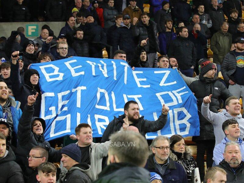 Các CĐV Everton giăng biểu ngữ phản đối Benitez 