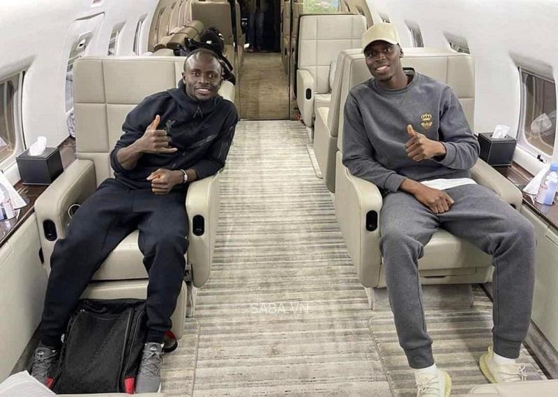 Mendy và Mane trên chuyến bay về phục vụ ĐT Senegal sau khi vừa đối đầu ở EPL