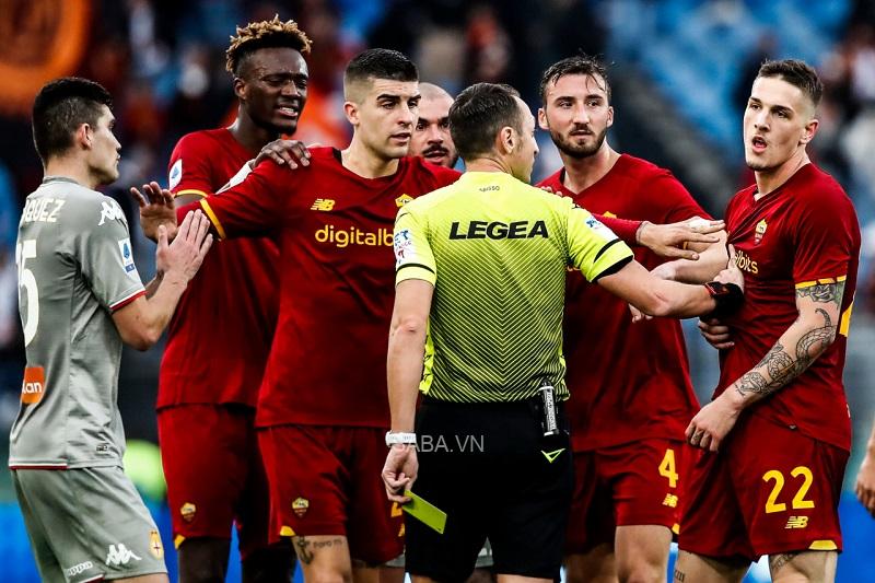 Các cầu thủ Roma phản ứng với quyết định của trọng tài