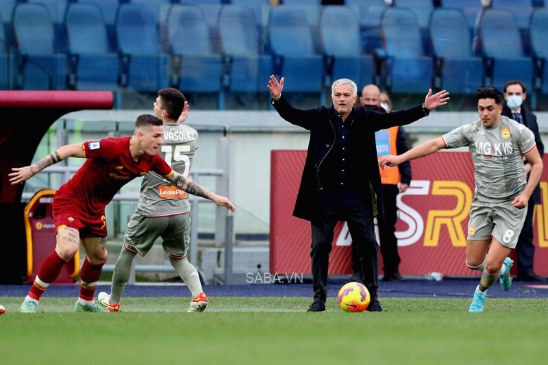 Mourinho cho rằng Roma bị đối xử không công bằng tại Ý