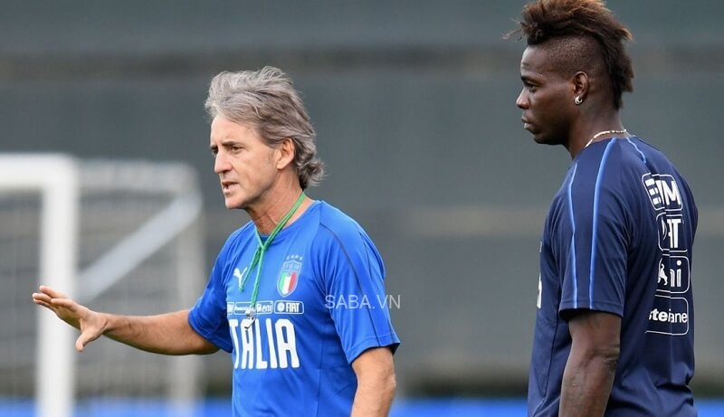 Balotelli ca ngợi Mancini.
