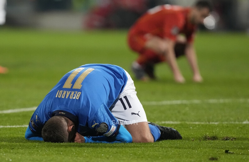 Các cầu thủ ĐT Ý đổ gục xuống sân sau màn trình diễn thất vọng