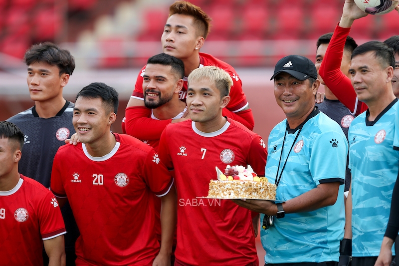 Toàn bộ cầu thủ CLB TPHCM tập bình thường và cùng mừng sinh nhật HLV Minh Chiến