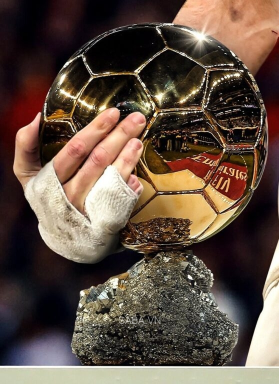 Quả bóng Vàng càng ngày càng gần Karim Benzema. (Ảnh: B/R Football)