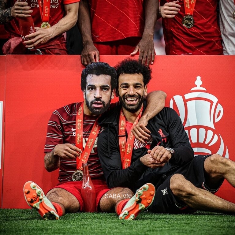 Mohamed Salah ăn mừng cùng Mohamed Salah.