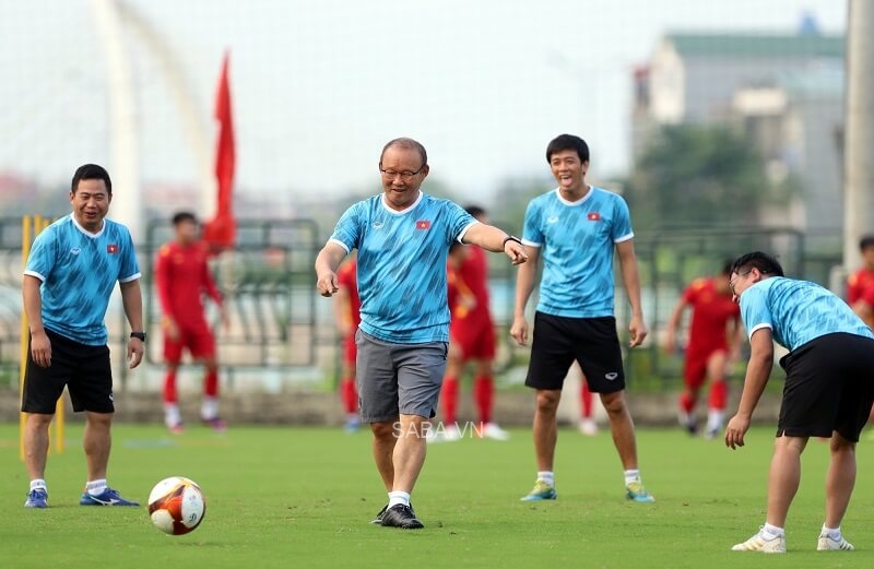 Thầy Park trên sân tập của U23 Việt Nam. (Ảnh: Người lao động)