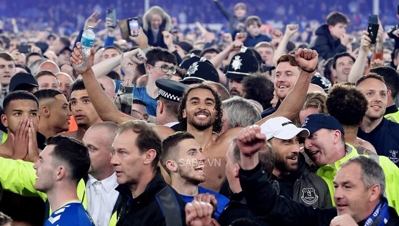 CĐV Everton ăn mừng đội bóng trụ hạng thành công