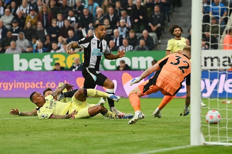 Newcastle dập tắt hy vọng top 4 của Arsenal