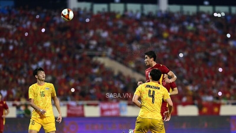 Nhâm Mạnh Dũng đánh đầu ghi bàn thắng cho U23 Việt Nam (Ảnh: Zing)