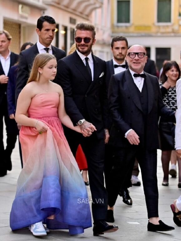 Beckham và con gái nổi bật giữa sự kiện. Đi bên cạnh là nhà thiết kế thời trang đình đám Domenico Dolce