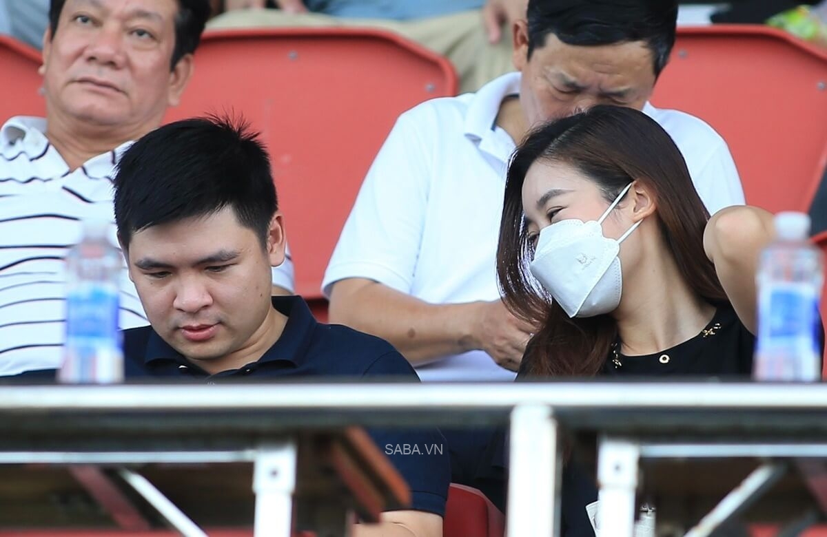 Đỗ Mỹ Linh và Đỗ Vinh Quang xem V-League 2022