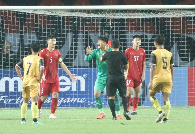 HLV U19 Việt Nam nói về tấm thẻ đỏ của thủ môn Tùng Hân